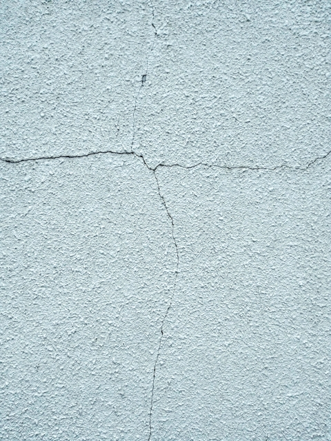 経年劣化でひびの入った外壁
