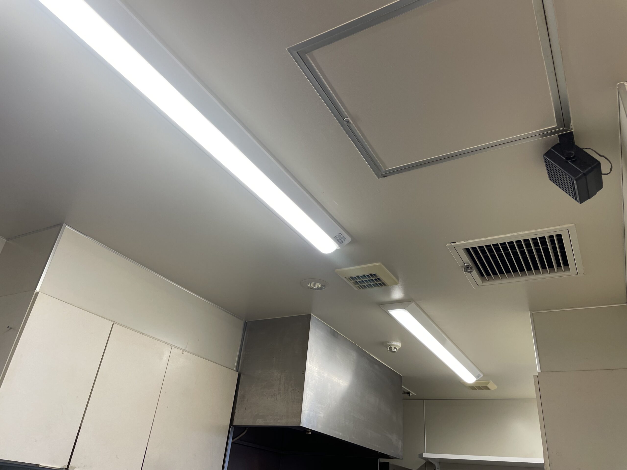 【松山市】厨房天井塗装工事｜工務店様からのご依頼｜下地補修から高耐久仕上げまで対応