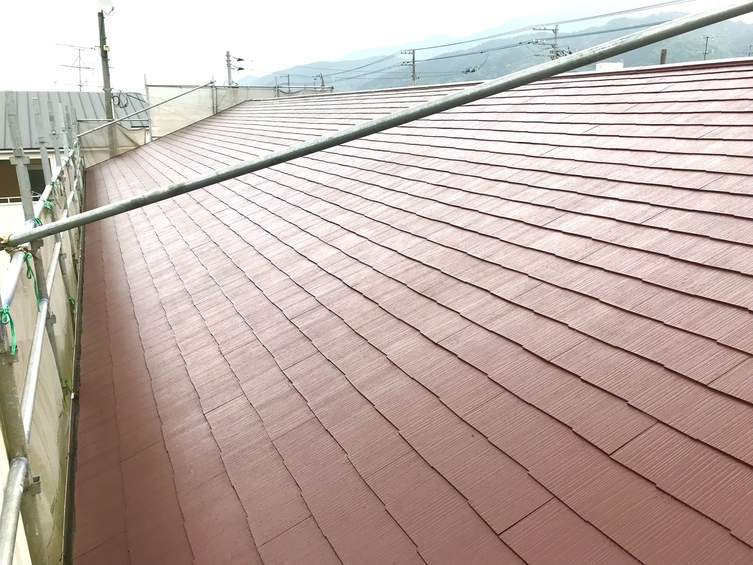 【松山市 屋根塗装 施工事例】ニューコロニアル屋根の色あせを高耐候塗料で美しく再生